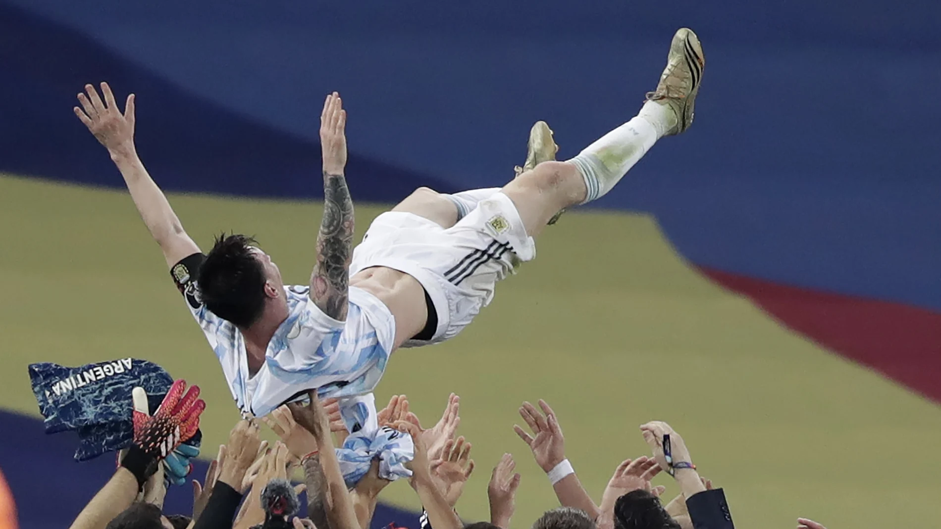 Messi ha sido manteado por sus compañeros tras ganar la Copa América ante Brasil en Maracaná
