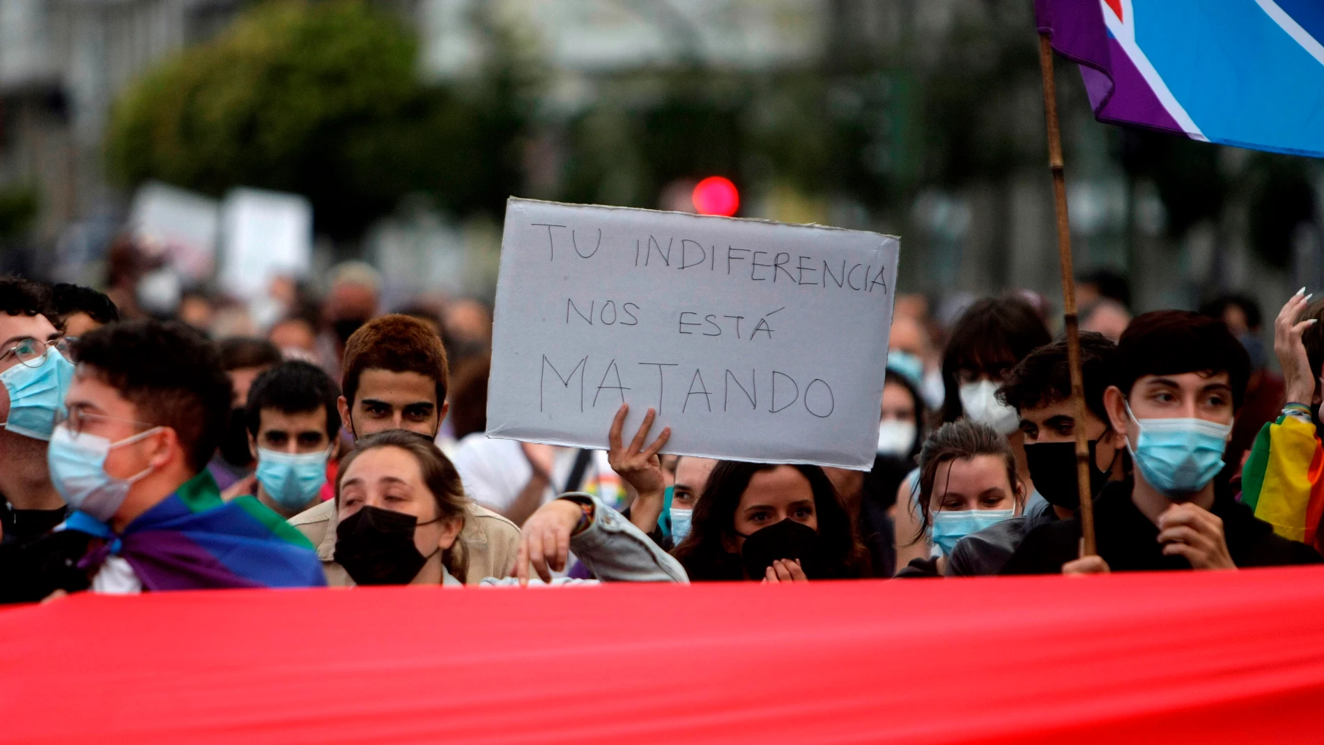 En la imagen, un momento de la manifestación celebrada ayer en La Coruña en protesta por el asesinato de Samuel Luiz, donde miles de personas acudieron a la llamada de diversas asociaciones LGTBIQ+ con el lema "Ante el odio y la violencia, no muestres indiferencia"