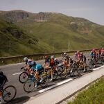Los ciclistas en el Tour, camino de Andorra