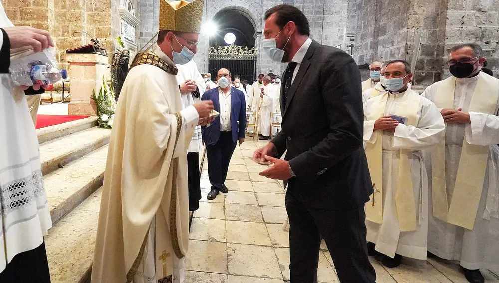 El alcalde de Valladolid, Óscar Puente, felicita al nuevo obispo