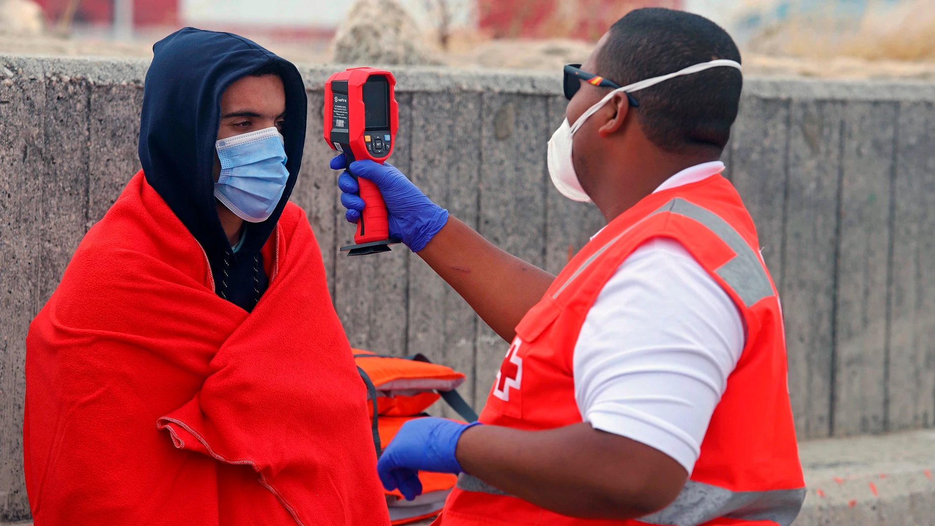 Una docena de inmigrantes, con al menos un menor a bordo, rescatados en Alicante