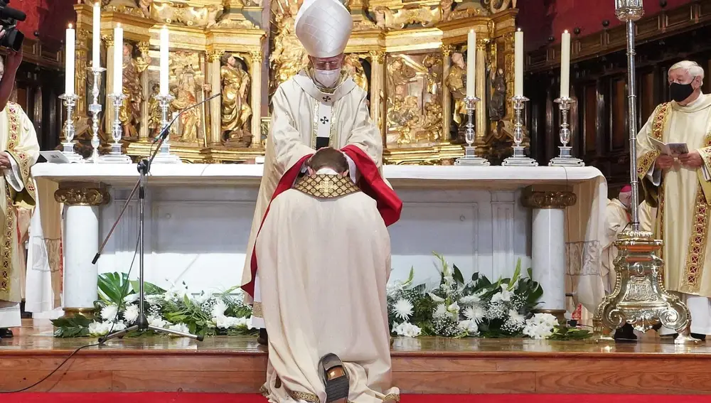 Momento de la ordenación de Aurelio García