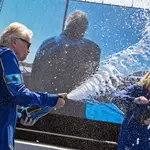 Richard Branson celebra el éxito del vuelo en Spaceport America, cerca de Consequences, N.M.