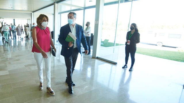 El candidato a la Junta de Andalucía y alcalde de Sevilla, Juan Espadas, junto a la ex presidenta andaluza y senadora, Susana Díaz