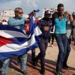 La policía cubana detiene a una persona durante las protestas en contra del gobierno de Díaz-Canel en La Habana