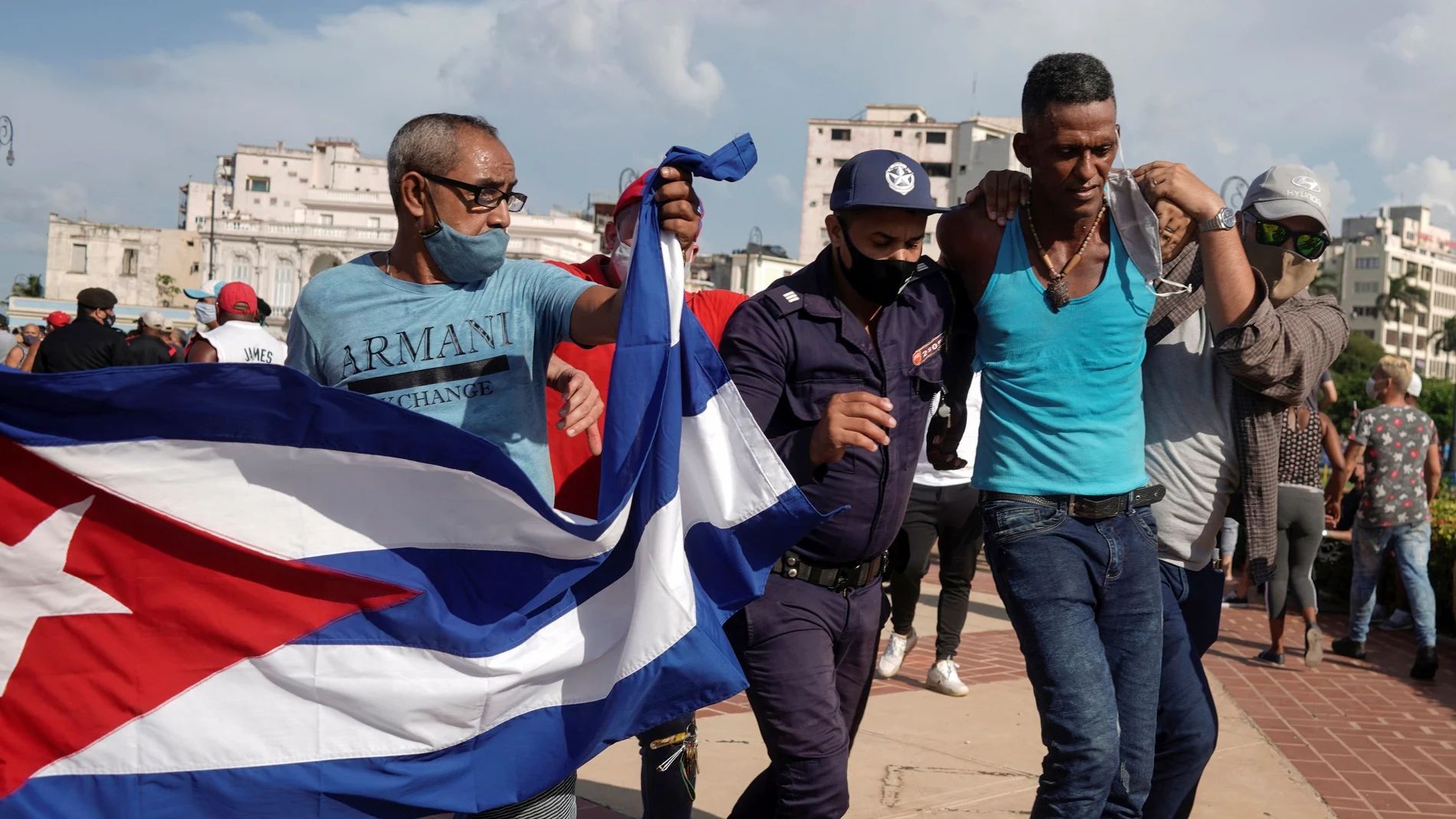La policía cubana detiene a una persona durante las protestas en contra del gobierno de Díaz-Canel en La Habana
