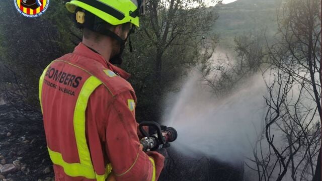 Los bomberos han trabajado durante toda la tarde para controlar el incendio declarado en Losa del Obispo (Valencia)