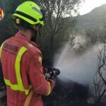 Los bomberos han trabajado durante toda la tarde para controlar el incendio declarado en Losa del Obispo (Valencia)