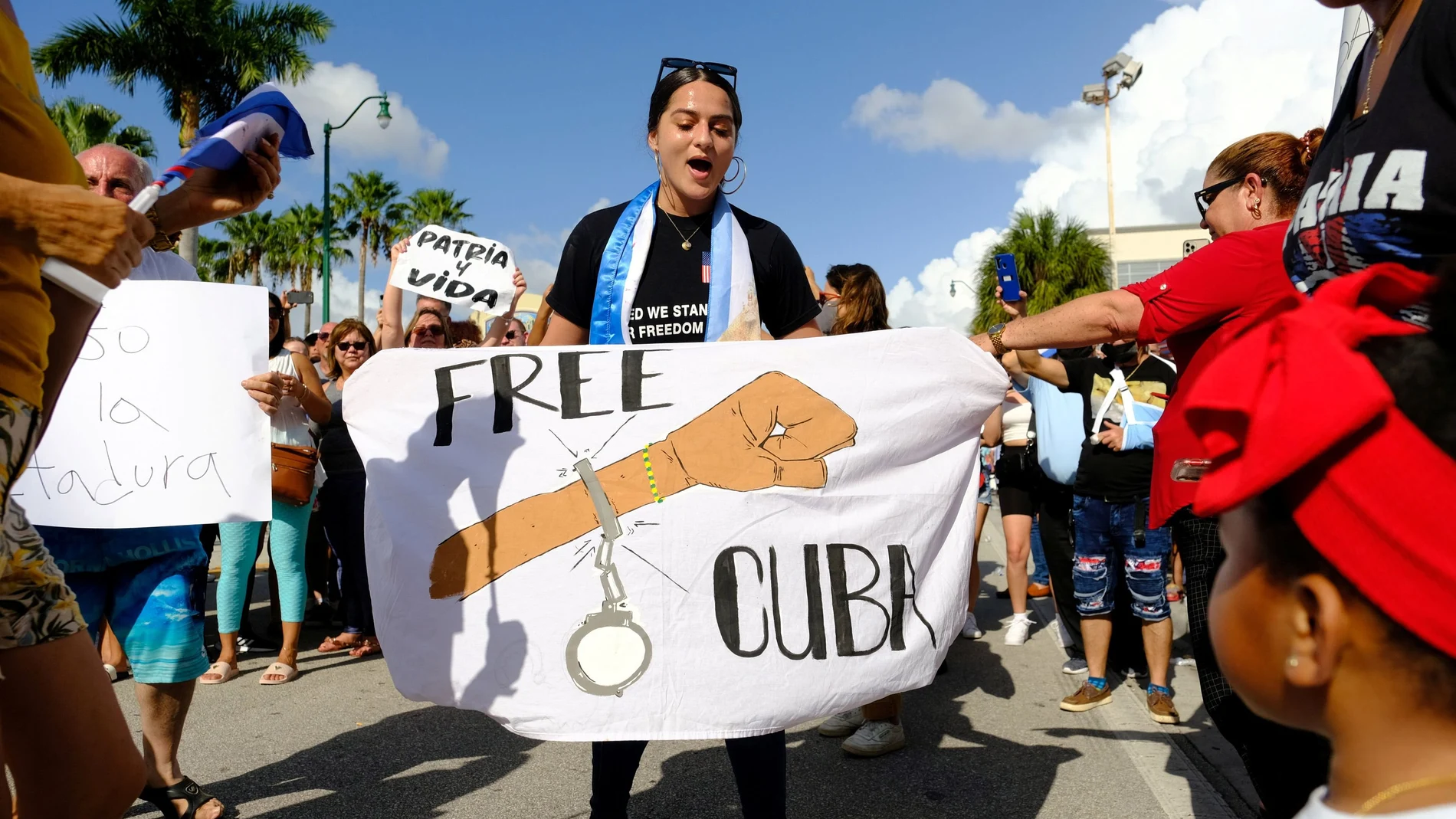 Miles de cubanos tomaron las calles para protestar contra el Gobierno al grito de “¡libertad!” en una jornada inédita que se saldó con cientos de detenidos y enfrentamientos. Reuters
