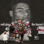 La gente tapa las pintadas ofensivas contra Rashford en un mural con su rostro