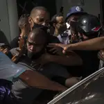 La Policía cubana detiene a un manifestante el domingo en la multitudinaria protesta de La Habana