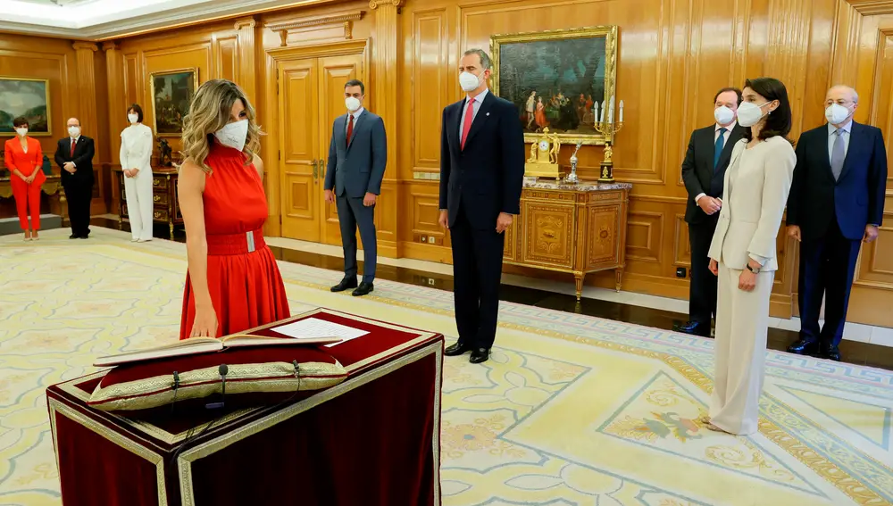 La nueva vicepresidenta segunda y ministra de Trabajo, Yolanda Díaz, promete su cargo ante el Rey Felipe VI. EFE/Ballesteros POOL