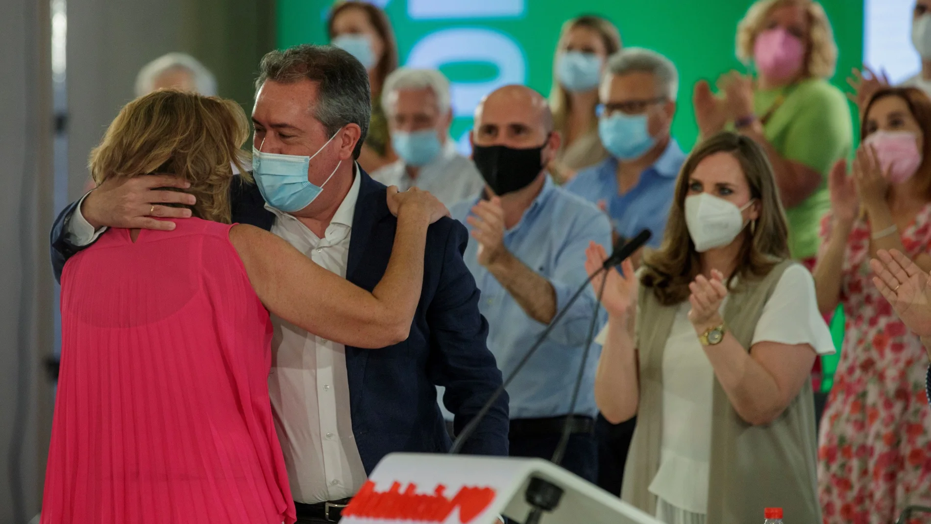 Susana Díaz y Juan Espadas se funden en un abrazo durante el comité director del PSOE-A celebrado en Sevilla