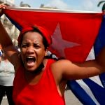 na mujer manifiesta su apoyo al gobierno cubano hoy, en una calle en La Habana (Cuba).