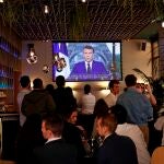 Ciudadanos franceses escuchan el discurso del presidente Emmanuel Macron