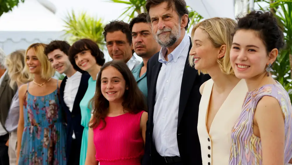 Nanni Moretti posa junto al reparto de &quot;Tre Piani&quot; en Cannes