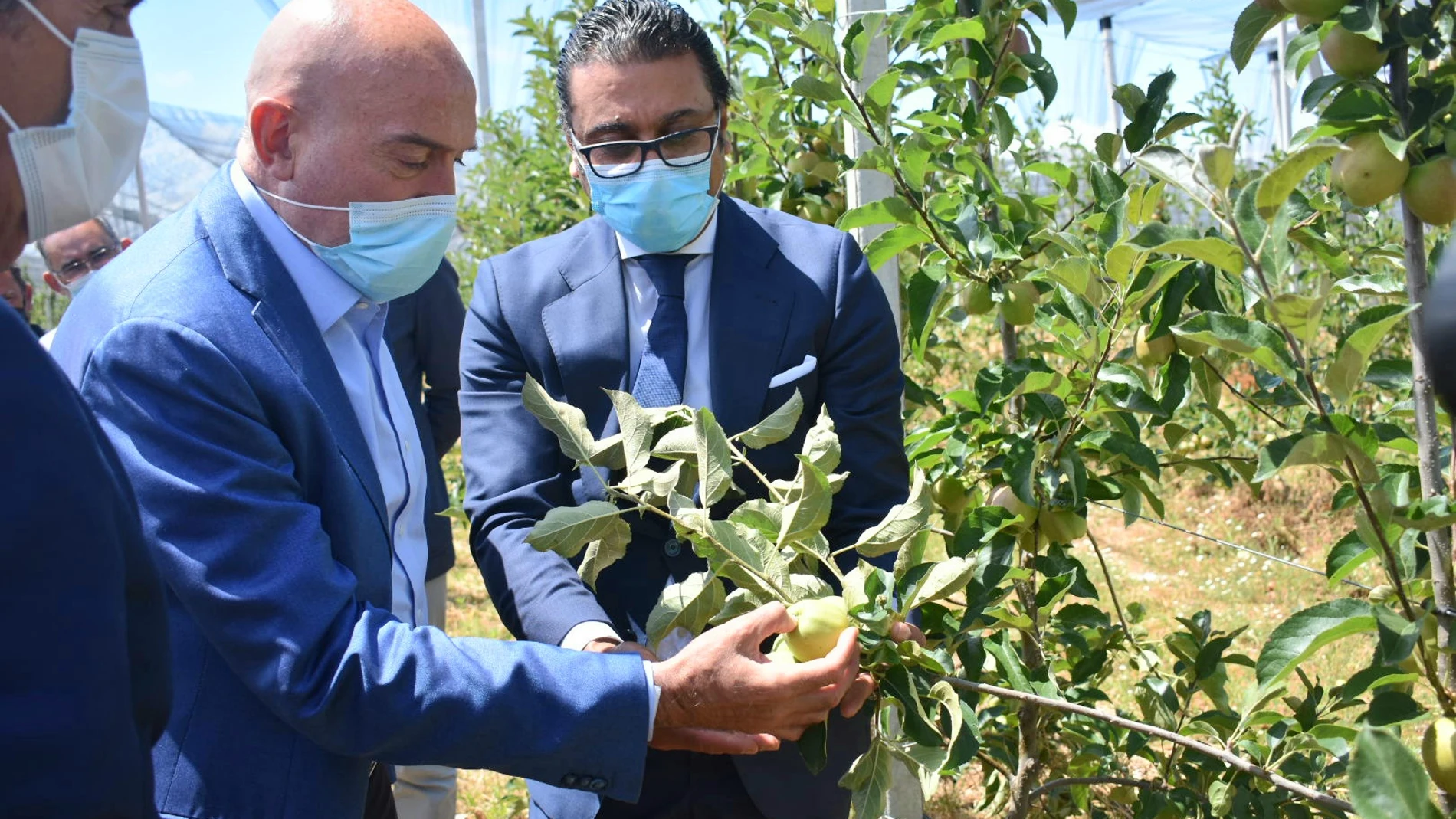 El consejero de Agricultura, Ganadería y Desarrollo Rural, Jesús Julio Carnero, visita el proyecto "Granja Camis"