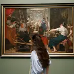 Una visitante observa las «nuevas» hilanderas de Velázquez