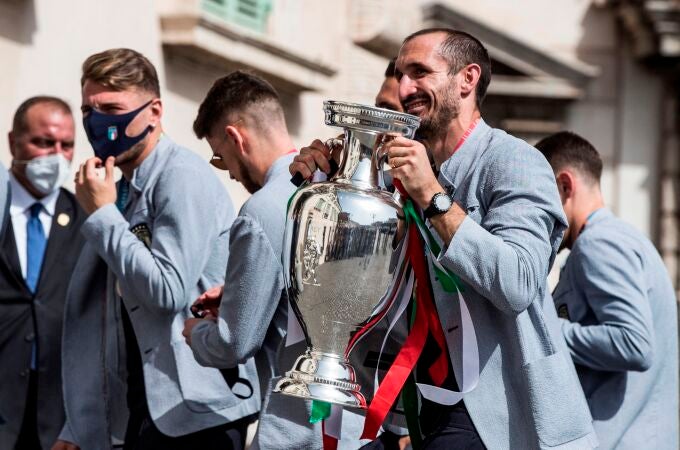 Giorgio Chiellini lleva el trofeo de la Eurocopa a la llegada del equipo italiano al Quirinale