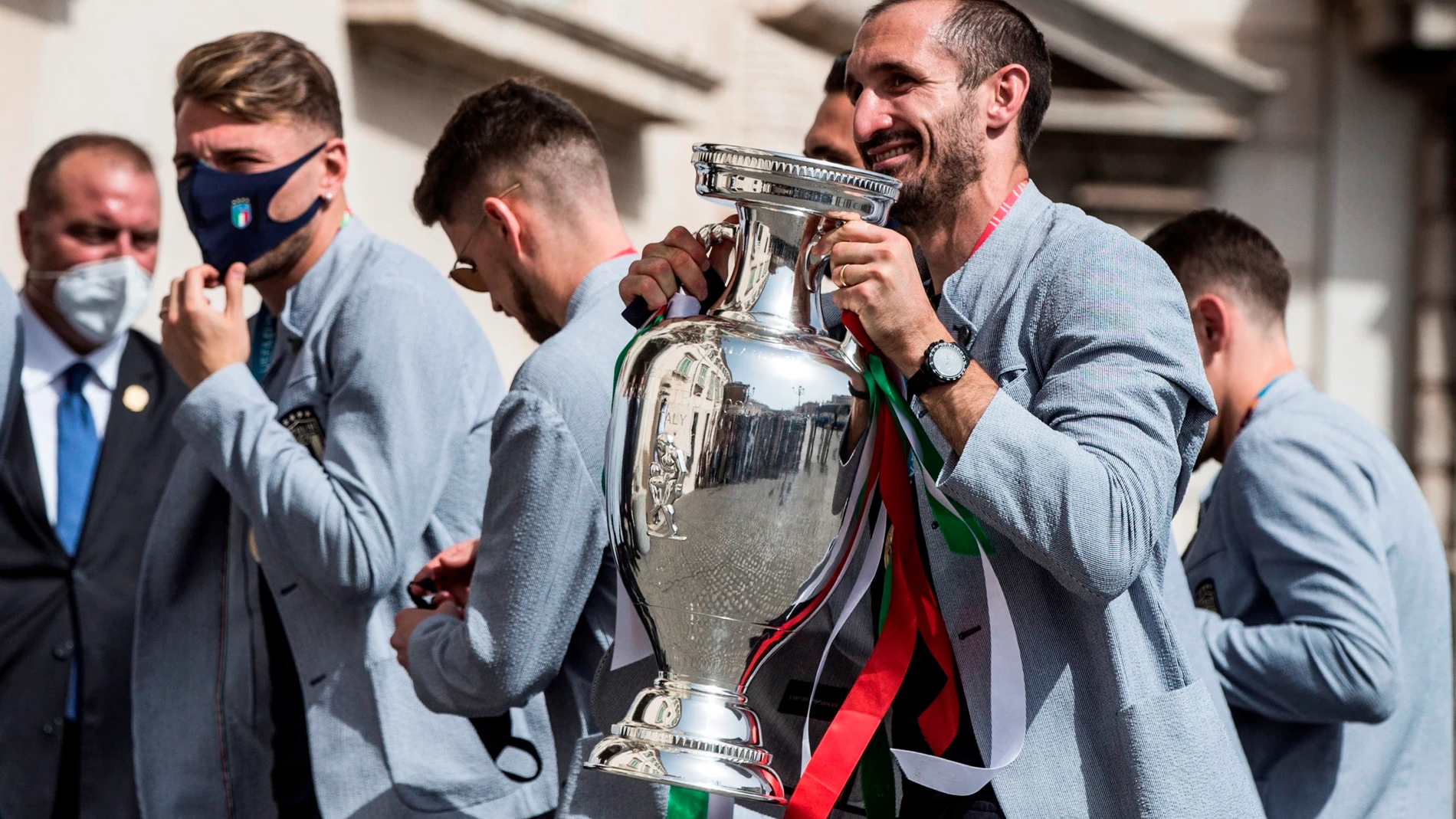 Giorgio Chiellini lleva el trofeo de la Eurocopa a la llegada del equipo italiano al Quirinale
