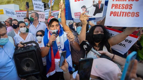 Concentración en apoyo a las protestas en Cuba ante la embajada en Madrid
