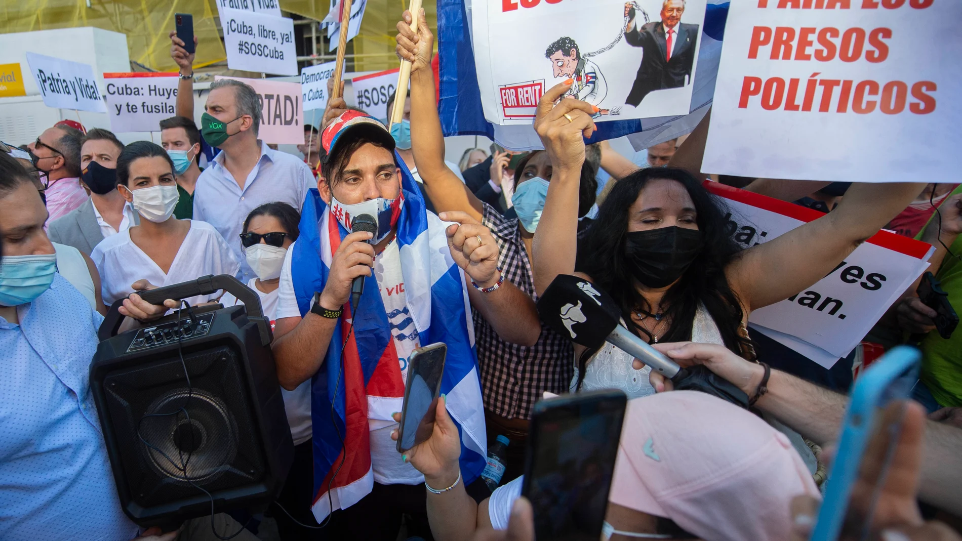 Concentración en apoyo a las protestas en Cuba ante la embajada en Madrid