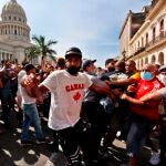 Policías arrestan a manifestantes frente al capitolio de Cuba en la manifestación del 11 de julio en La Habana (Cuba)