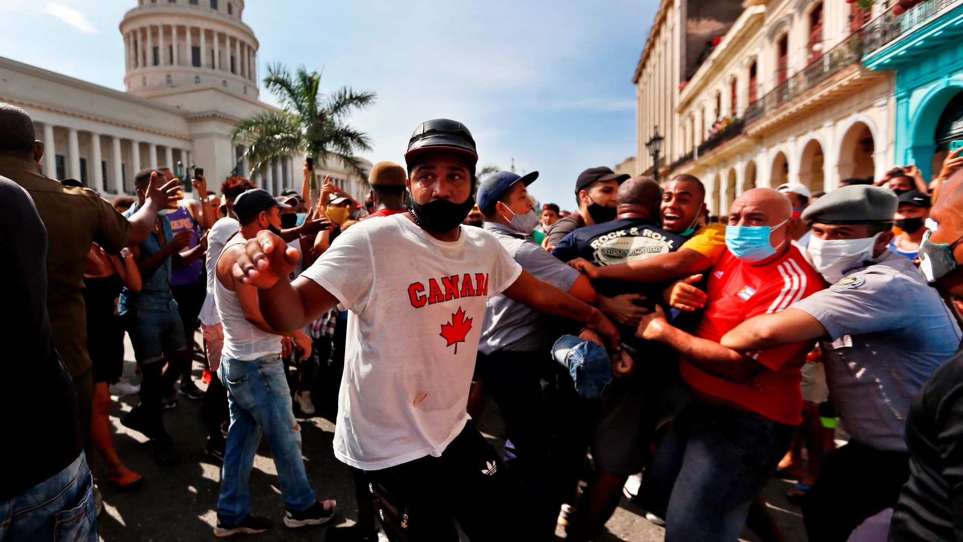 Policías arrestan a manifestantes frente al capitolio de Cuba en la manifestación del 11 de julio en La Habana (Cuba)