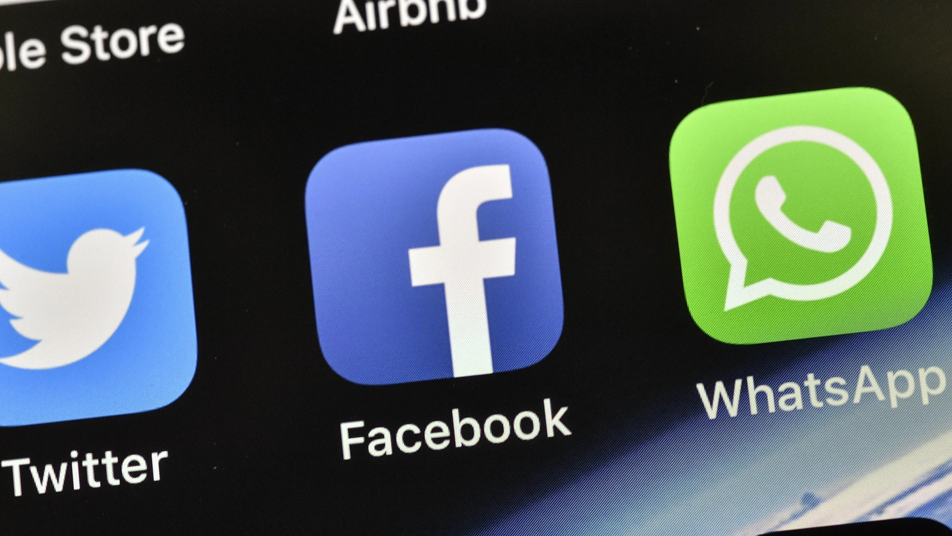 La mujer condenada utilizó la red social Facebook y la aplicación de mensajería WhatsApp para llevar a cabo el acoso a su cuñada