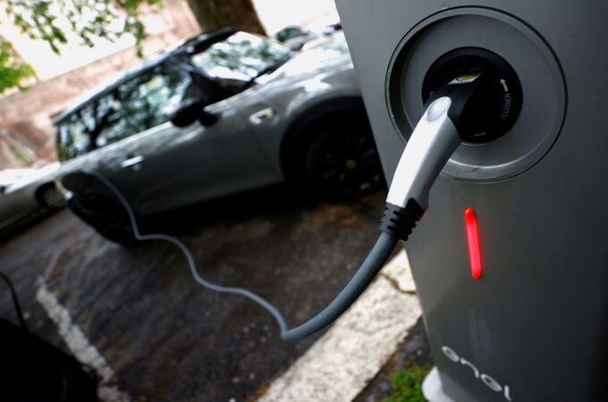 Un coche eléctrico se recarga en uno de los puntos habilitados en España