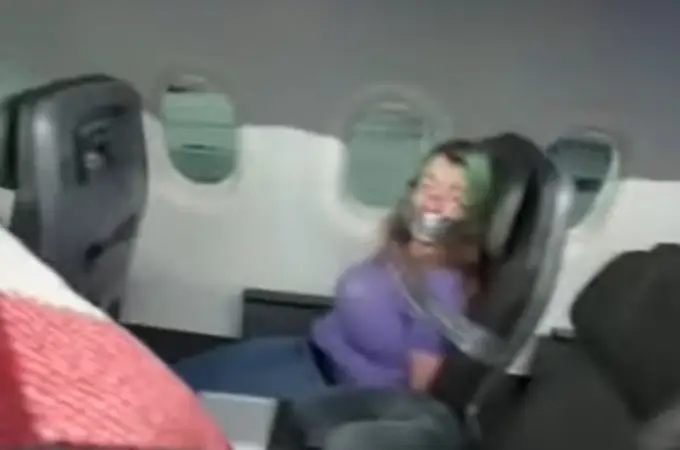 Una pasajera de American Airlines acaba amordazada con cinta adhesiva tras intentar abrir la puerta del avión en pleno vuelo