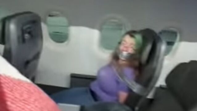 Captura del vídeo publicado por una usuaria de TikTok en el que se ve a la pasajera atada al asiento y amordazada con cinta adhesiva