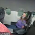 Captura del vídeo publicado por una usuaria de TikTok en el que se ve a la pasajera atada al asiento y amordazada con cinta adhesiva