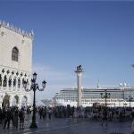 Cruceristas toman tierra en la emblemática Plaza de San Marcos de Venecia en junio de 2019