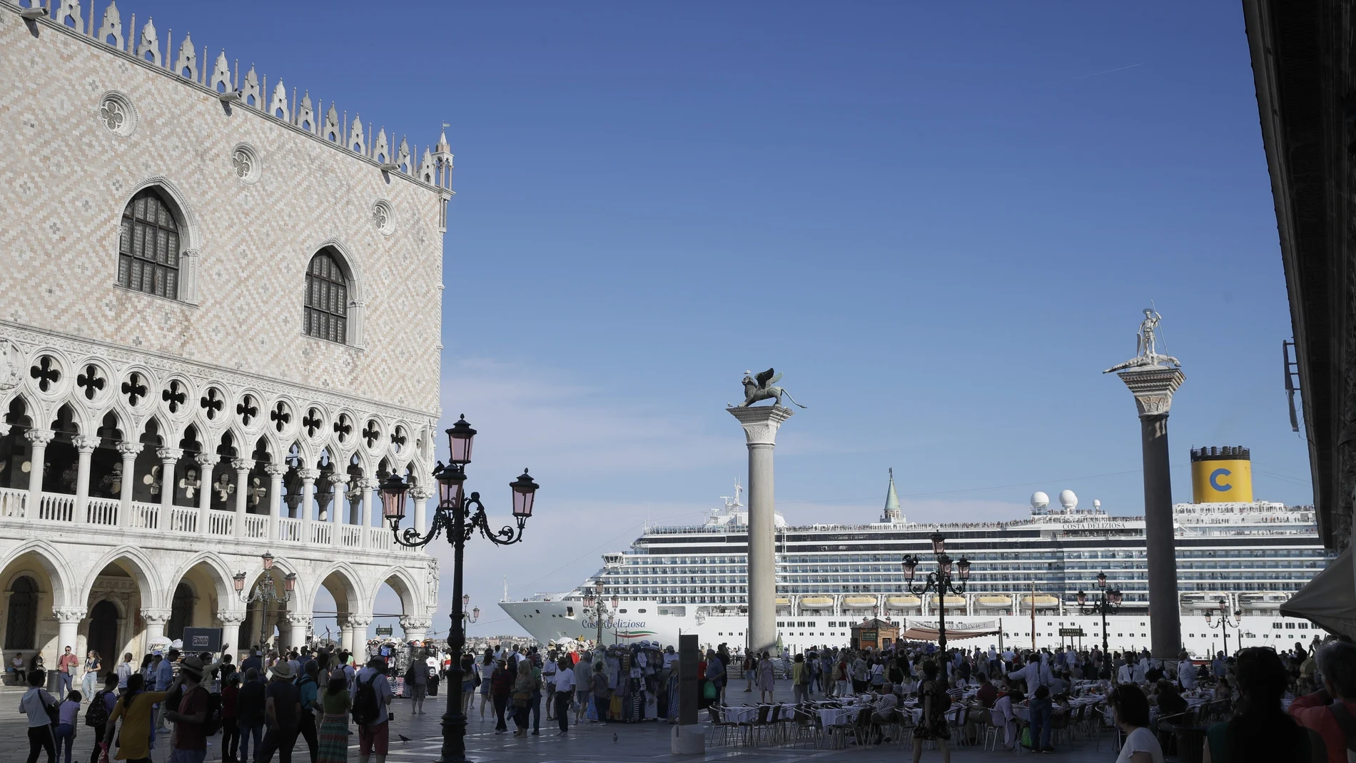 Cruceristas toman tierra en la emblemática Plaza de San Marcos de Venecia en junio de 2019