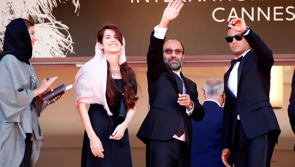 De izquierda a derecha, Asghar Farhadi y Amir Jadidi en la presentación de &quot;Un héroe&quot; en el Festival de Cannes. EFE/EPA/Sebastien Nogier