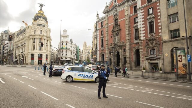 Imágenes de la Policía Municipal en Gran Vía y Plaza de España controlando el trafico y los peatones que están por esa zona en el primer estado de alarma
