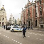 Imágenes de la Policía Municipal en Gran Vía y Plaza de España controlando el trafico y los peatones que están por esa zona en el primer estado de alarma