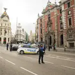 Imágenes de la Policía Municipal en Gran Vía y Plaza de España controlando el trafico y los peatones que están por esa zona en el primer estado de alarma