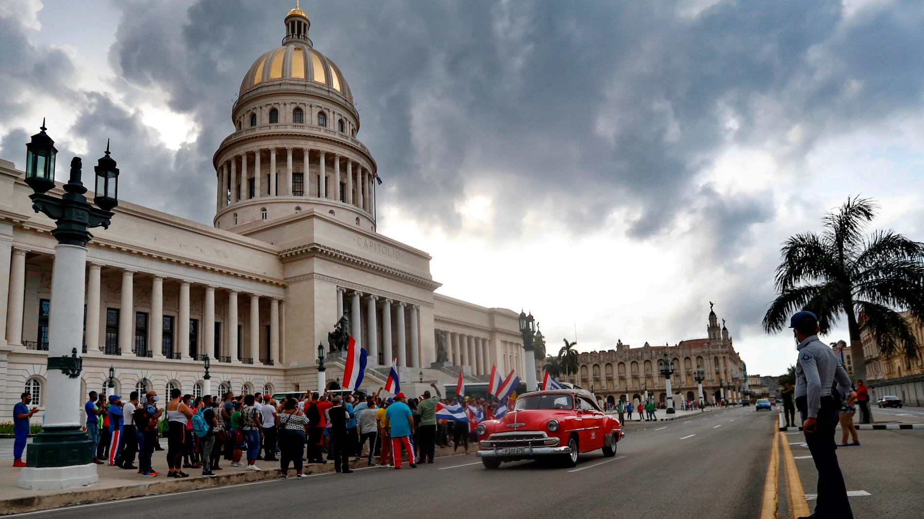 Simpatizantes del gobierno de Miguel Diaz-Canel se manifiestan frente al Capitolio, sede de la Asamblea Nacional en La Habana