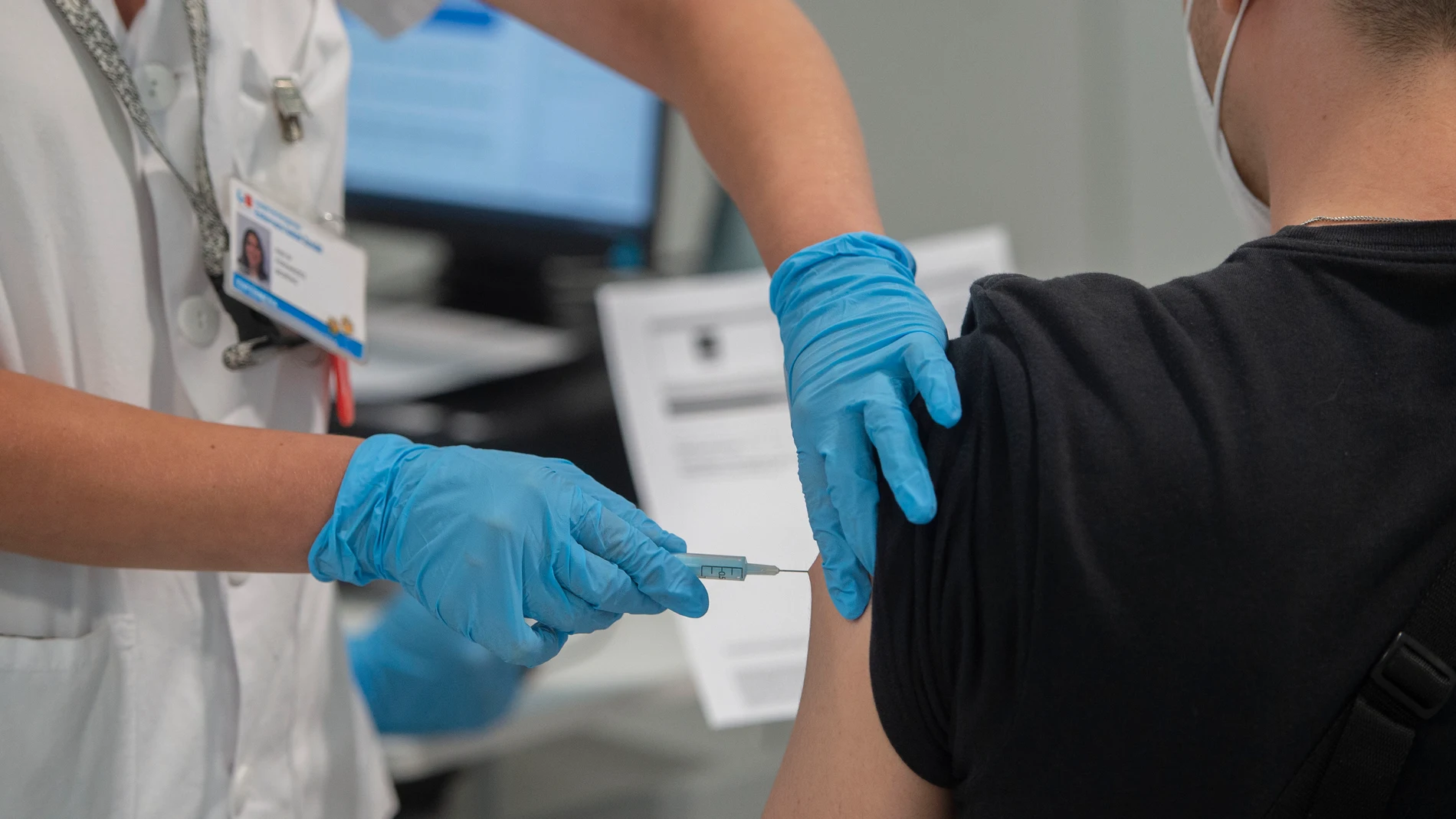 Un joven recibe la primera dosis de la vacuna en el Hospital Zendal