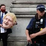 Un activista de Greenpeace protesta contra Boris Johnson frente al número 10 de Downing Street