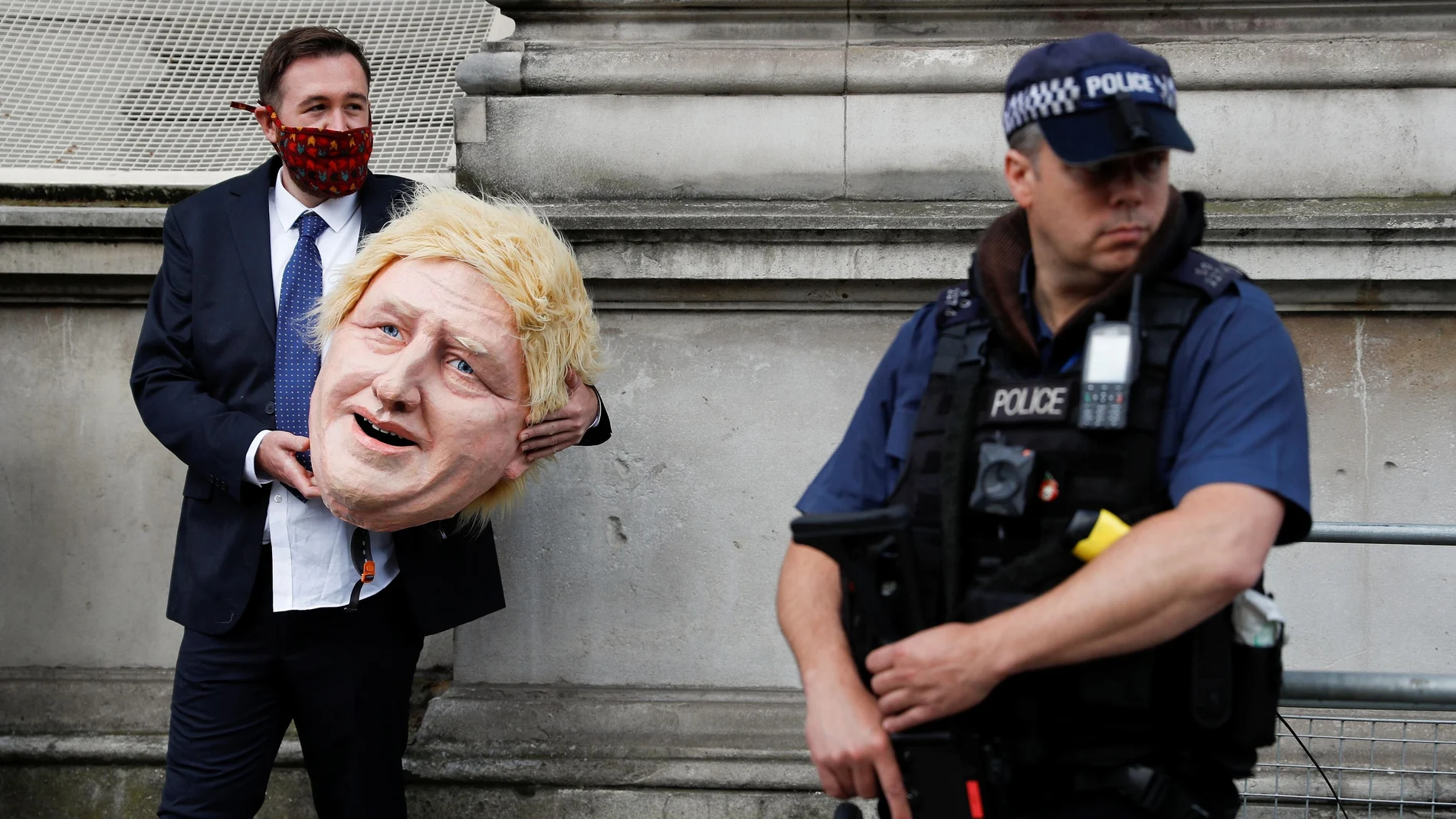 Un activista de Greenpeace protesta contra Boris Johnson frente al número 10 de Downing Street