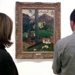 Dos visitantes ante el cuadro "Mata Mua" de Paul Gauguin