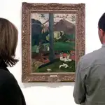 Dos visitantes ante el cuadro &quot;Mata Mua&quot; de Paul Gauguin
