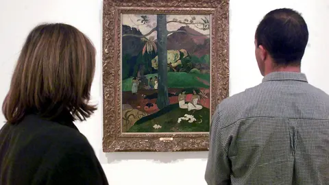 Dos visitantes ante el cuadro "Mata Mua" de Paul Gauguin