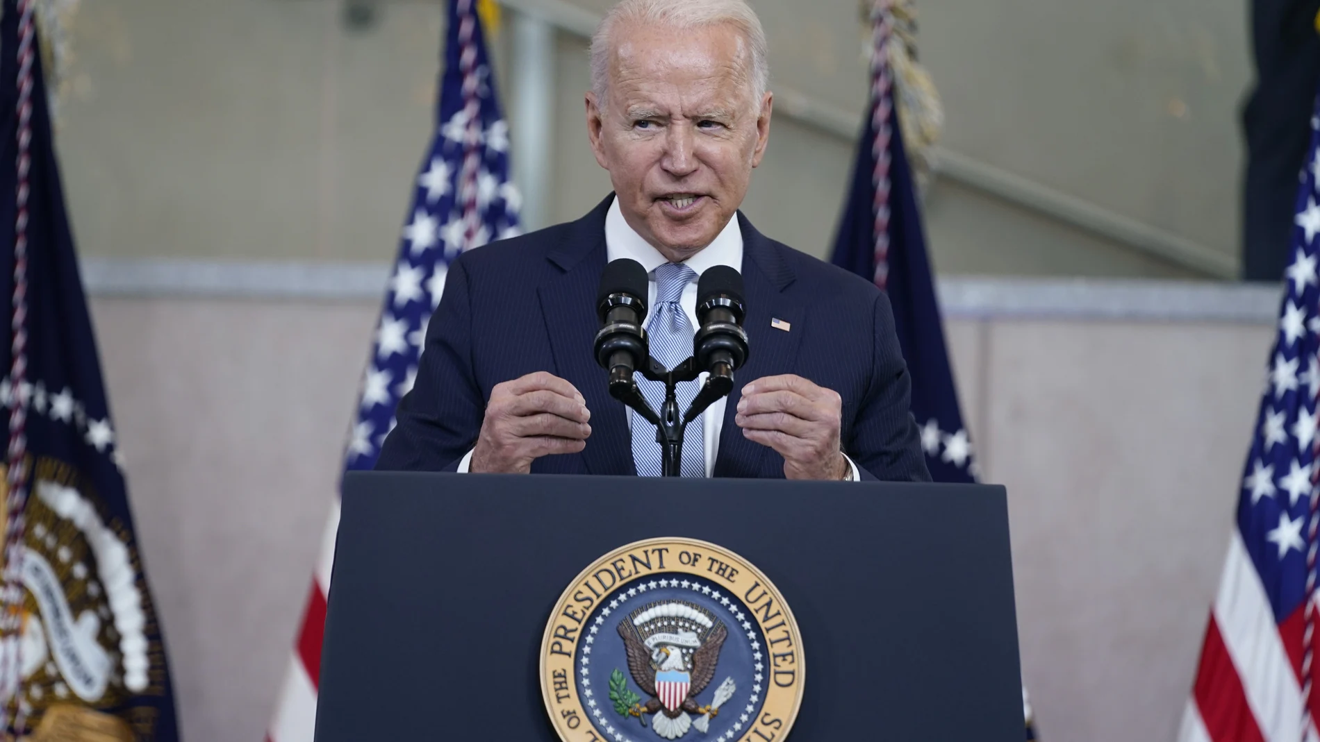 El presidente de EE UU, Joe Biden, pronuncia un discurso en el Centro Nacional de la Constitución en Filadelfia