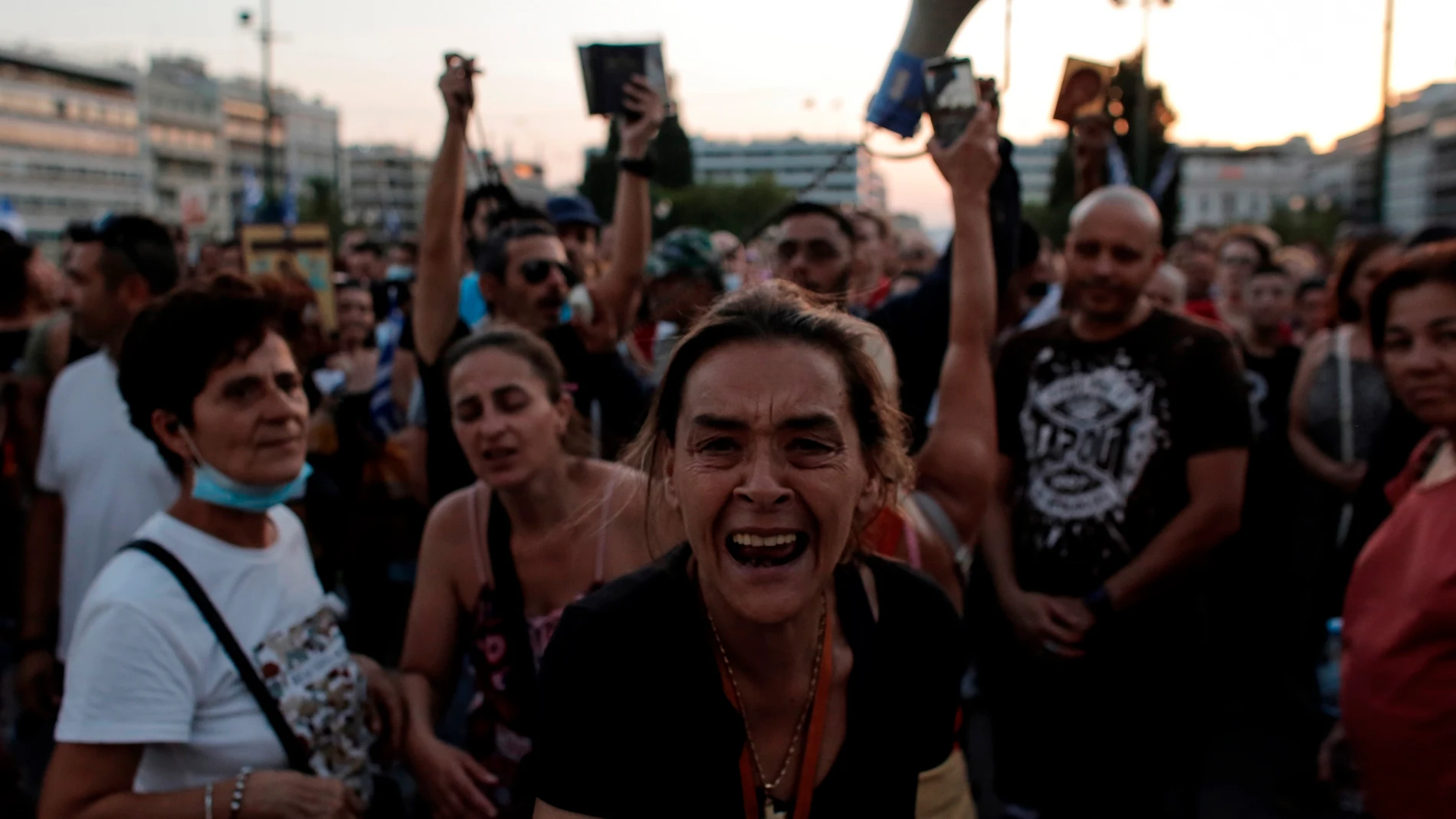 Manifestantes griegos antivacunas en Atenas