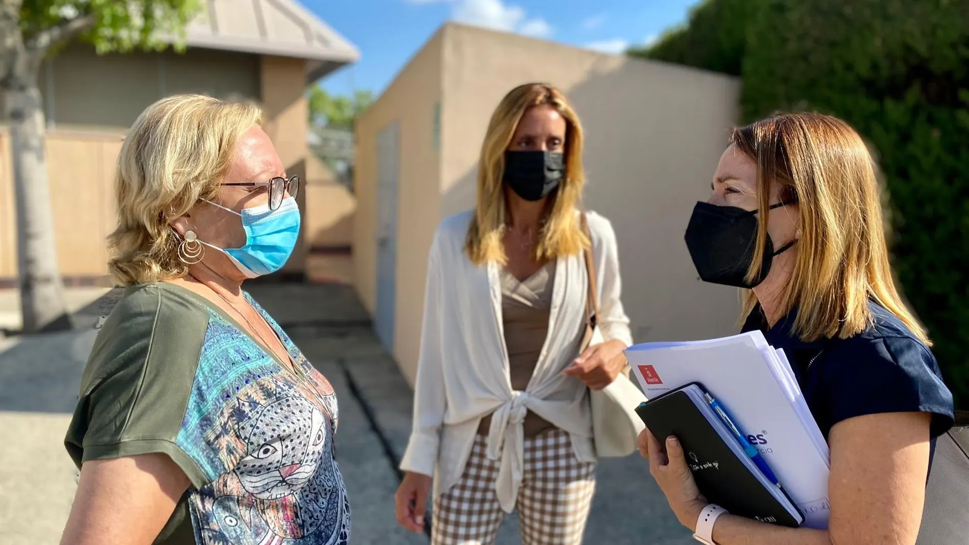 La concejal popular Belén López, junto a Pilar Torres y la presidenta de la Junta Municipal de Churra, Pepa Cascales