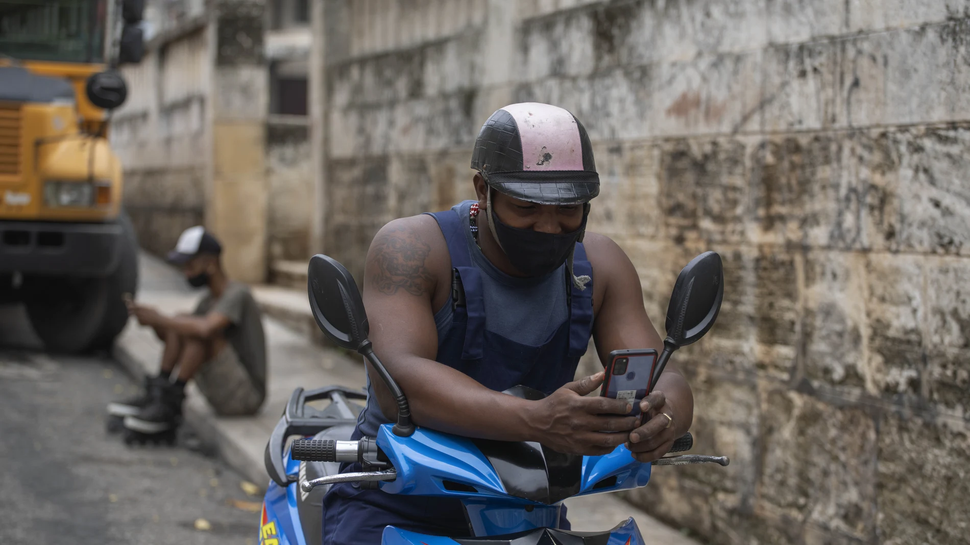 Un hombre trata de conectarse a internet en una calle de La Habana